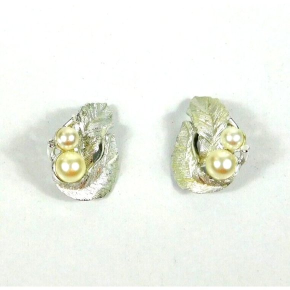 Vintage 60s Signed Sarah Coventry Textured Leaves Faux Pearls Clip on Earrings - Picture 5 of 9